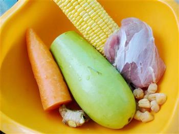 葫芦瓜玉米猪腱子汤的做法步骤1