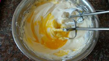 可可海绵蛋糕，柔软美丽，不一样的鸡蛋打发的做法步骤2