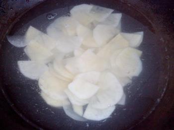 老黄瓜炒土豆片的做法步骤2
