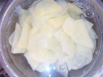 老黄瓜炒土豆片的做法步骤4