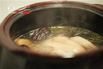 补气除湿-芪苓香菇鸡汤的做法步骤2