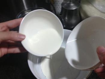 85度c椰丝牛奶小方块的做法步骤2
