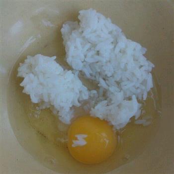 米饭鸡蛋煎饼的做法图解1