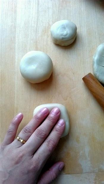 手工红豆酥皮月饼的做法步骤4