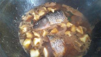 东北农家铁锅炖鱼的做法步骤10