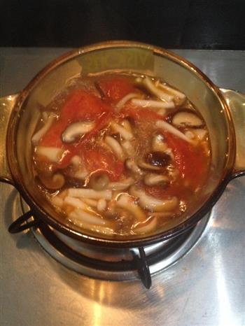 番茄菌菇汤的做法步骤1