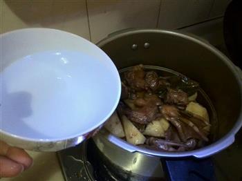 土豆烧鸭子的做法步骤8