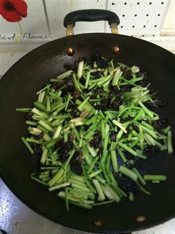 芹菜炒肉的做法步骤9