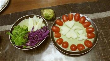牛油果两吃-水果蔬菜沙拉+牛油果焗蛋的做法图解2