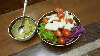 牛油果两吃-水果蔬菜沙拉+牛油果焗蛋的做法步骤3