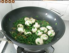 荠菜烩鲜菇的做法步骤5