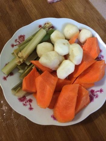 红萝卜马蹄排骨汤的做法步骤2
