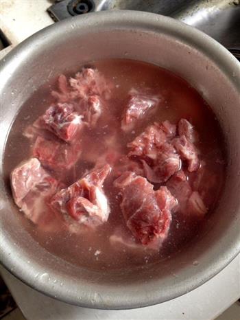 莲藕猪骨汤的做法步骤1