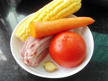 胡萝卜玉米番茄排骨汤的做法图解1
