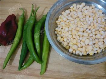 青红椒炒玉米粒的做法步骤1