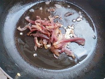 芹菜腊肉炒蘑菇的做法步骤5