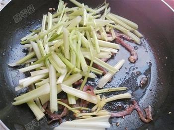 芹菜腊肉炒蘑菇的做法步骤6