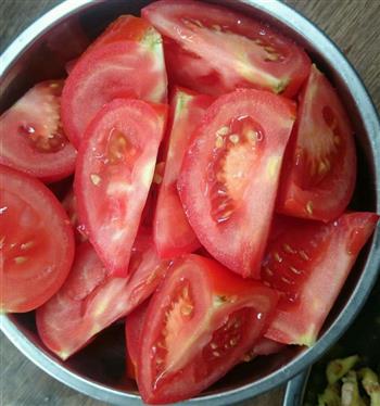 鱼腩番茄金针菇汤的做法步骤2