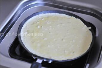 牛奶黄金鸡蛋饼佐香脆烤肠的做法步骤6