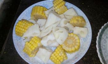 莲菜玉米排骨汤的做法图解2