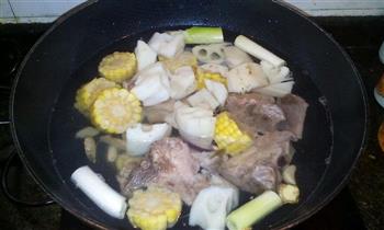 莲菜玉米排骨汤的做法步骤4