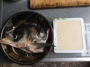 菌菇豆腐鱼头汤的做法步骤1