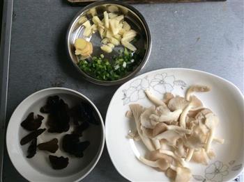菌菇豆腐鱼头汤的做法步骤2