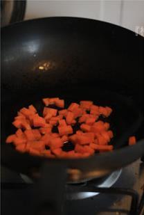 鲟龙鱼肉鲜蔬粥的做法步骤2