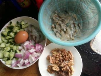 DIY核桃虾仁蛋炒饭的做法步骤1