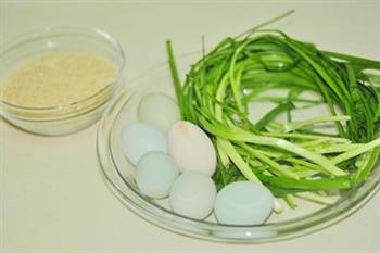 韭菜鸡蛋炒小米饭的做法步骤1