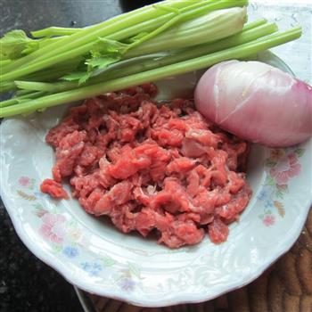 西芹洋葱炒牛肉的做法步骤1