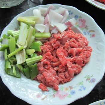 西芹洋葱炒牛肉的做法步骤2