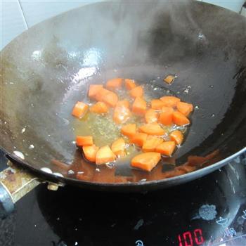 红萝卜牛腩丁的做法步骤3