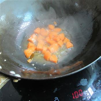 红萝卜牛腩丁的做法步骤4