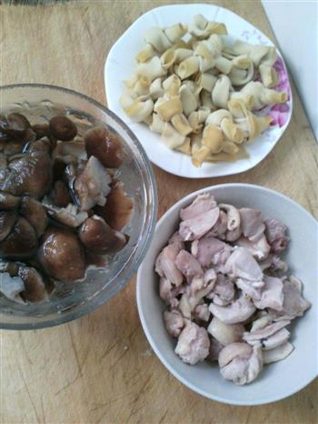 鸡块炖香菇豆腐皮的做法步骤1