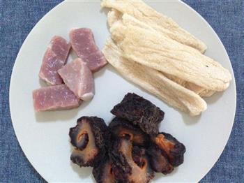 海参瑶柱竹荪瘦肉汤的做法步骤3