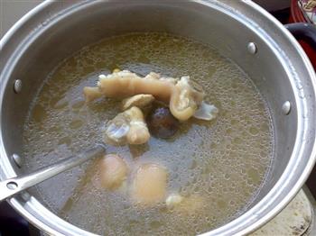 冬菇黄豆猪蹄汤的做法步骤6