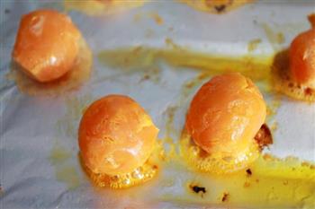 传统风味的广式莲蓉蛋黄月饼的做法步骤1