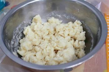 传统风味的广式莲蓉蛋黄月饼的做法图解2