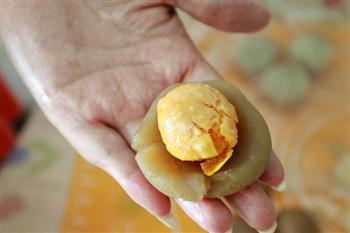 传统风味的广式莲蓉蛋黄月饼的做法步骤4
