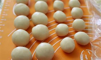 传统风味的广式莲蓉蛋黄月饼的做法图解5