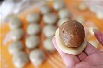 传统风味的广式莲蓉蛋黄月饼的做法图解6