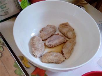 电饭锅烤鸡翅的做法步骤1