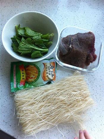 彩椒牛肉汤粉的做法步骤1