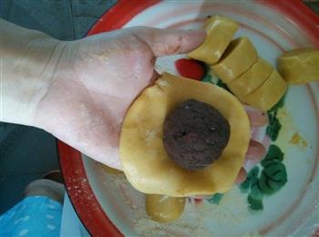 豆沙蛋黄月饼的做法步骤10
