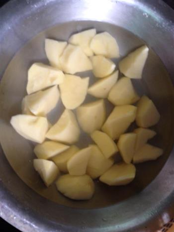 土豆焖鸡的做法步骤1