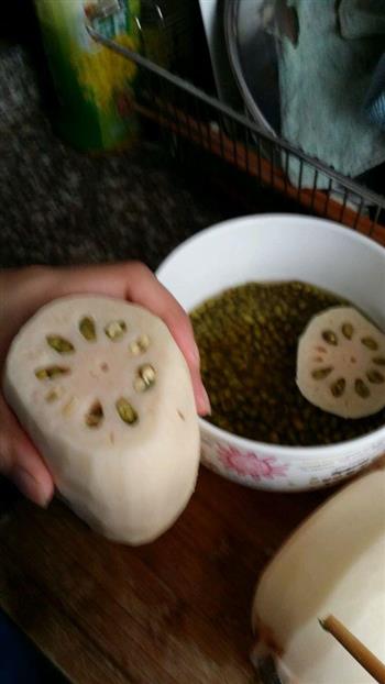绿豆莲藕猪骨汤的做法步骤2