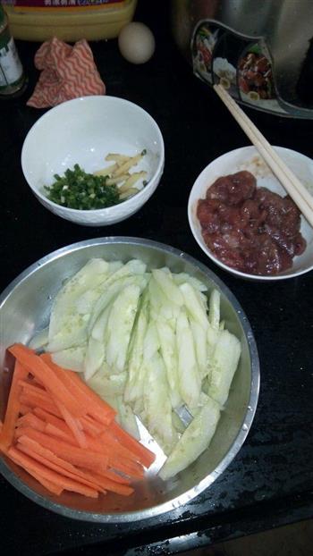 青瓜炒肉片的做法步骤1
