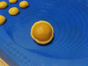 广式莲蓉蛋黄月饼的做法步骤15
