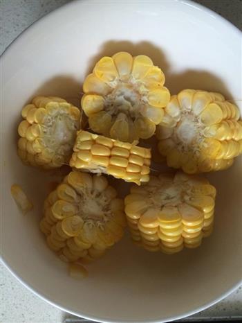 虫草干贝玉米排骨汤的做法步骤3
